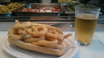 Uno de los platos más famosos para degustar en Madrid, sobre todo si te acercas por la Plaza Mayor. Un aperitivo contundente con el que coger fuerzas para saborear los innumerables planes que ofrece la ciudad. Existen muchos lugares donde saborearlos, como La Campana, Bar Postas o Bar Gago.