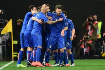 Los jugadores de Italia celebran el 1-0 de Insigne.