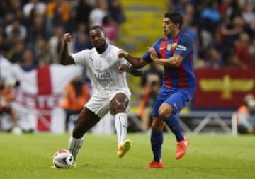 Wes Morgan y Luis Suárez.