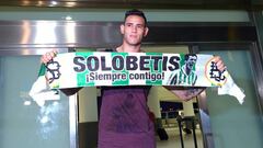 Sanabria en su llegada a Sevilla. 