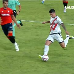 James muestra su clase en su primera pelota con el Rayo