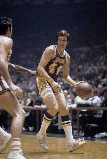 Jerry Alan West es el logo de la NBA. El base de 1,81 fue incluido en el Hall of Fame en 1980 tras llevar a los Lakers… aunque solo conquistó un anillo. Los Boston Celtics de Bill Russell y Red Auerbach impidieron que su leyenda fuera aún más grande. Vistió el púrpura y oro 14 temporadas (en todas ellas fue All Star) para 27 puntos de media.