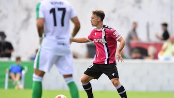 Larrea fue expulsado en el primer tiempo ante el Sanluqueño.