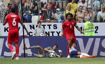 Román Torres y Jesse Lingard pugnaban por un balón y el colegia decretó falta del panameño dentro del área. Harry Kane no falló desde los 11 metros.