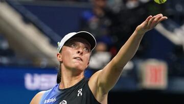 Flushing Meadows (United States), 04/09/2023.- Iga Swiatek of Poland in action against Jelena Ostapenko of Latvia during their fourth round match at the US Open Tennis Championships at the USTA National Tennis Center in Flushing Meadows, New York, USA, 03 September 2023. The US Open runs from 28 August through 10 September. (Tenis, Letonia, Polonia, Nueva York) EFE/EPA/WILL OLIVER