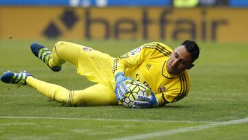 Keylor Navas ataja el balón.