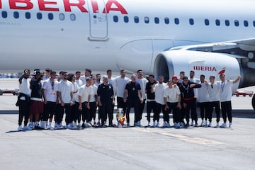 El equipo español con la Eurocopa posa junto al avión que les ha traído desde Alemania. 