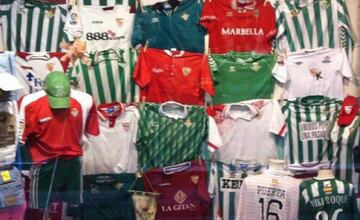 Colección de camisetas de fútbol.