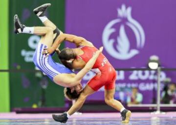 Tarik Belmadani (rojo) y Victor Ciobanu (azul) compitiendo en 59kg masculino de lucha libre greco-romana durante los Juegos Europeos de Baku 2015