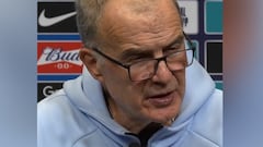 El embarazoso momento de Bielsa con el traductor en plena rueda de prensa: “No le quiero faltar al respeto...”