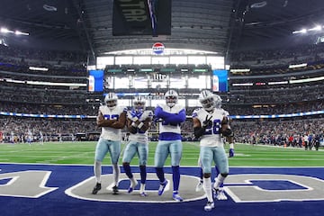 ARLINGTON, TEXAS - OCTOBER 01: Dallas Cowboys players celebrate with DaRon Bland #26 of the Dallas Cowboys after his interception during the third quarter against the New England Patriots at AT&T Stadium on October 01, 2023 in Arlington, Texas.   Richard Rodriguez/Getty Images/AFP (Photo by Richard Rodriguez / GETTY IMAGES NORTH AMERICA / Getty Images via AFP)