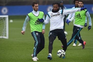 Eden Hazard junto a Juan Guillermo Cuadrado