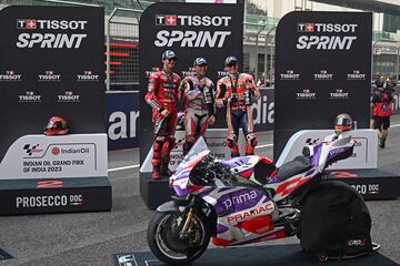 El podio de la carrera al esprint con Jorge Martín, en el medio como ganador de la carrera, a la izquierda, Francesco Bagnaia, segundo, y a la derecha, Marc Márquez, que acabó tercero.