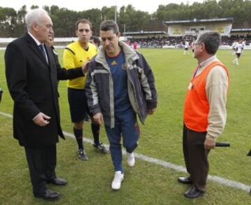 En el Ciudad de Tudela estaba Eusebio Sáez García, que arbitró en Segunda División en la 2006-07 y ahora está en Primera Regional. Se cambió rápida mente y en el 68 se pudo reanudar el encuentro. 