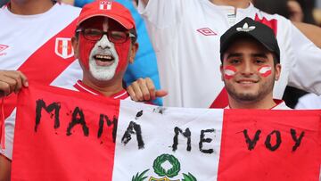 -FOTODELD&Iacute;A- PER03. LIMA (PER&Uacute;), 10/10/2017. Hinchas peruanos festejan en las tribunas del Estadio Nacional hoy, 10 de octubre del 2017, en Lima (Per&uacute;). Colombia y Per&uacute; se enfrentar&aacute;n hoy por las eliminatorias de la Conm