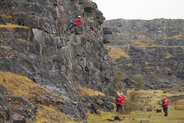 La princesa Catalina desciende la cantera rapelando. 
