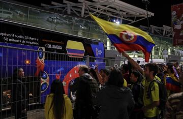 Aficionados colombianos cantan y ondean banderas durante la llegada de la Selección a Kazán, ciudad sede de concentración del equipo.