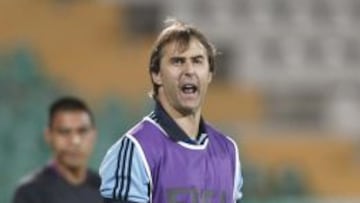 Julen Lopetegui se lamenta durante el partido de cuartos de final ante Urguay.