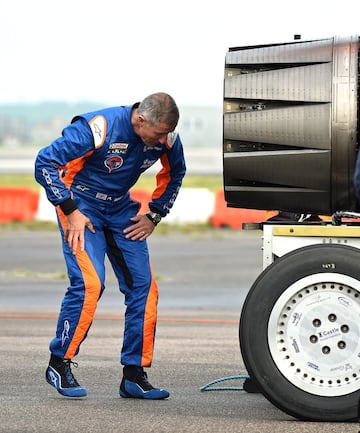 Andy Green, piloto poseedor del récord mundial de velocidad comprueba su vehículo Bloodhound SSC Supersonic, antes de una sesión de entrenamientos en el Aeropuerto Newquaym, en Reino Unido. Andy Green alcanzó los 321 kilómetros por hora en cinco segundos durante la prueba.