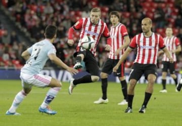 Muniain intenta controlar el balón.