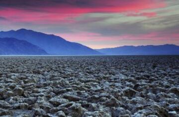 Este peculiar campo de golf de 18 hoyos está situado en el Parque Nacional del Valle de la Muerte (California). Es una llanura irregular sin sombra en la que se puede alcanzar los 55 grados de temperatura.
