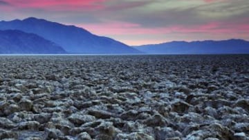 Este peculiar campo de golf de 18 hoyos está situado en el Parque Nacional del Valle de la Muerte (California). Es una llanura irregular sin sombra en la que se puede alcanzar los 55 grados de temperatura. 

 