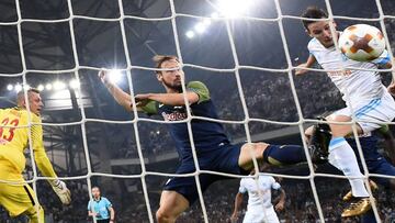 Marseille&#039;s French midfielder Florian Thauvin (R) heads the ball and scores a goal during the UEFA Europa League first-leg semi-final football match between Olympique de Marseille and FC Salzburg at the Velodrome Stadium in Marseille, southeastern Fr