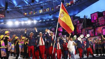 2016 Rio Olympics - Opening ceremony - Maracana - Rio de Janeiro, Brazil - 05/08/2016. Rafael Nadal (ESP) of Spain carries their flag in the opening ceremony. REUTERS/Stefan Wermuth FOR EDITORIAL USE ONLY. NOT FOR SALE FOR MARKETING OR ADVERTISING CAMPAIGNS.