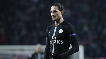 Adrien Rabiot durante un partido con el PSG.