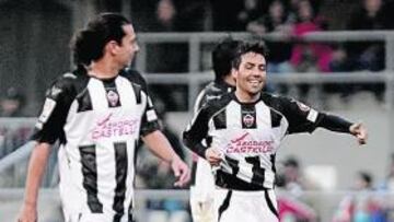 <b>MARIO APUNTILLÓ. </b>Rosas celebra junto a sus compañeros el segundo gol albinegro.