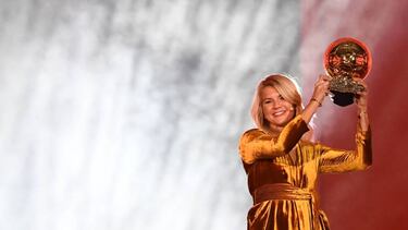 Ada Hegerberg posa con el Balón de Oro.