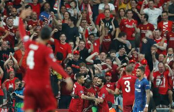 1-1. Sadio Mane celebró el primer gol de los 'reds'.