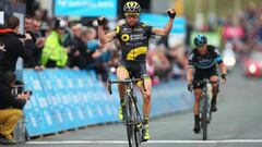 Thomas Voeckler celebra su victoria en l&iacute;nea de meta.