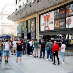 Largas colas en la tienda del PSG para conseguir la camiseta de Messi