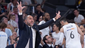 Chus Mateo dirige a su equipo en plena final de la Liga Endesa.