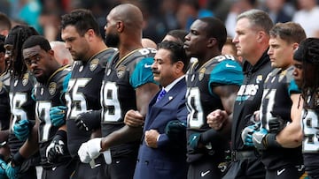 NFL Football - Jacksonville Jaguars vs Baltimore Ravens - NFL International Series - Wembley Stadium, London, Britain - September 24, 2017   Jacksonville Jaguars owner Shahid Khan links arms with players during the national anthems before the match   Action Images via Reuters/Paul Childs