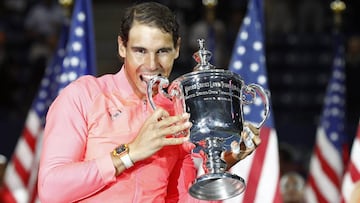 Rafa Nadal muerde el trofeo de campe&oacute;n del US Open tras batir a Kevin Anderson en la final.