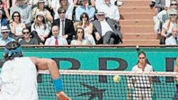 <b>OMNIPRESENTE. </b>Nadal llega a una dejada que parecía imposible ante la mirada atónita de Carlos Moyá. El duelo de mallorquines fue para Nadal.