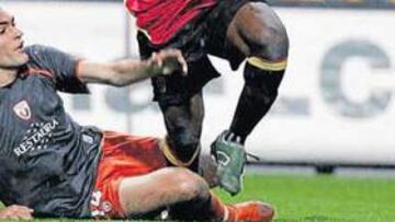 <b>UNA BESTIA.</b> Dindane, en la imagen por encima de Josetxo, fue una pesadilla para los rojillos debido a su potencia.