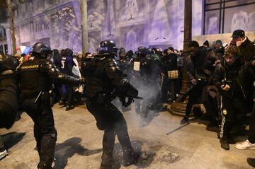 La capital belga y el país vecino han vuelto a ser el epicentro de algunos disturbios provocados por los aficionados de la selección marroquí tras su eliminación del Mundial. Se lanzaron petardos y bombas de humo hacia la policía.