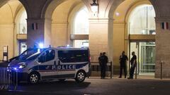 A picture taken on August 19, 2017 shows police officers outside the train station of Nimes, following its evacuation after suspicious activities were reported. / AFP PHOTO / PATRICIA DE MELO MOREIRA