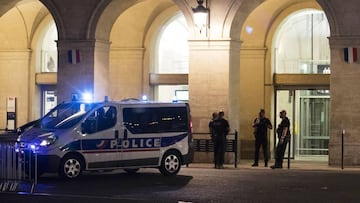 A picture taken on August 19, 2017 shows police officers outside the train station of Nimes, following its evacuation after suspicious activities were reported. / AFP PHOTO / PATRICIA DE MELO MOREIRA