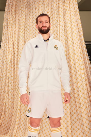Nacho jugador del Real Madrid posando con la nueva equipación para la temporada 23/24.