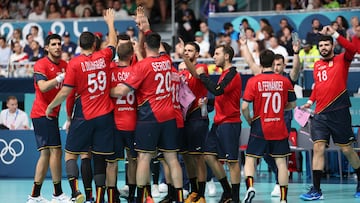 PARÍS, 27/07/2024.- Jugadores de la selección española de balonmano celebran durante el partido de balonmano entre España y Eslovenia en la fase preliminar de los Juegos Olímpicos París 2024, este sábado, en París, Francia. EFE/ Miguel Gutiérrez