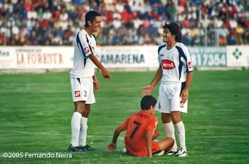 Felipe Miranda e Iván Arenas se ríen de un joven Alexis Sánchez, que a sus 16 años pedía falta. Era su segundo partido profesional.