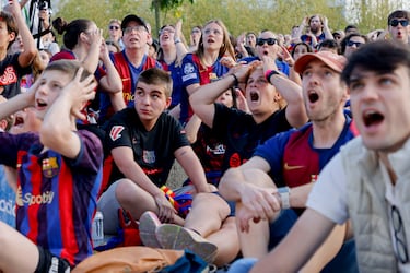 Decepción de los seguidores azulgranas que vieron el encuentro en una pantalla gigante.