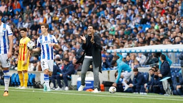 SAN SEBASTIÁN, 13/05/2023.- El entrenador del Girona, Míchel, aplaude una acción de sus jugadores durante el partido de Liga entre Real Sociedad y Girona, que disputan este sábado en el Reale Arena de San Sebastián. EFE/ Javier Etxezarreta