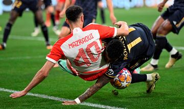 Noussair Mazraoui y Rodrygo pugnan por el balón en la línea de fondo del conjunto del Real Madrid.