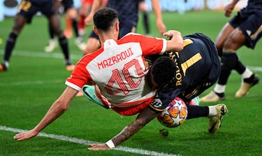 Noussair Mazraoui y Rodrygo pugnan por el balón en la línea de fondo del conjunto del Real Madrid.