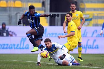 Duv&aacute;n Zapata (Atalanta) marca uno de sus cuatro goles al Frosinone.
